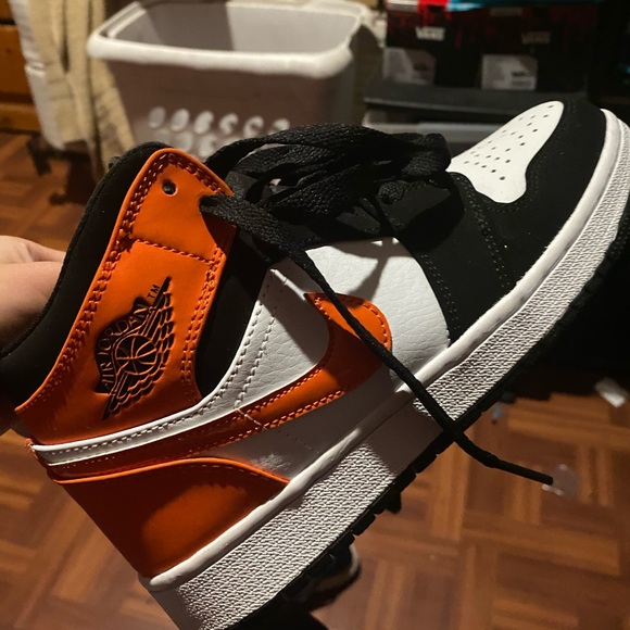 Air Jordan’s 1 Mid “Shattered Blackbord” - Picture 2 of 5